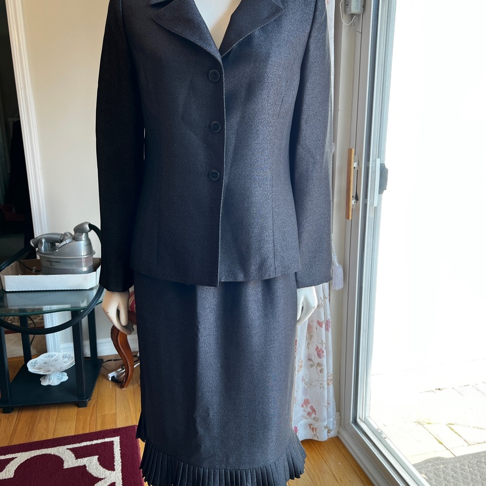 Women's Le Suit... Size 10...Grey